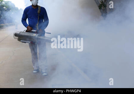 L uomo non identificato di appannamento mosquito per impedire di febbre dengue Foto Stock