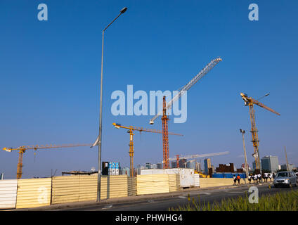 Gru in un cantiere, Provincia di Luanda, Luanda, Angola Foto Stock