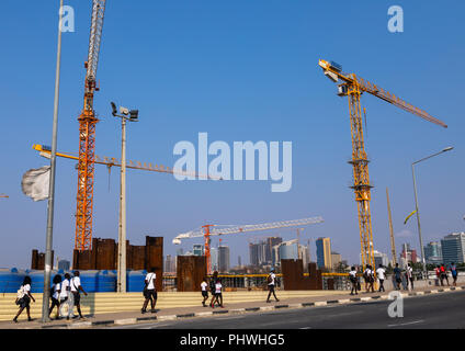 Gru in un cantiere, Provincia di Luanda, Luanda, Angola Foto Stock