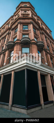 Alta risoluzione Panorama verticale di un'ammiraglia High Street Department Store o un negozio con Display vuoto Windows Foto Stock