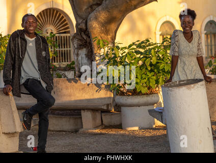 Gli studenti angolani avente una chat in un parco, provincia di Benguela, Benguela, Angola Foto Stock