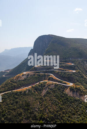 La strada di serra da Leba, Provincia di Huila, Humpata, Angola Foto Stock