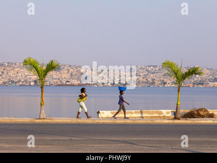 Le donne angolane camminando lungo la riva del mare, provincia di Benguela, Lobito in Angola Foto Stock