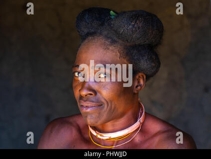 Tribù Nguendelengo donna con il tradizionale bun hairstyle, provincia di Namibe, Capangombe, Angola Foto Stock