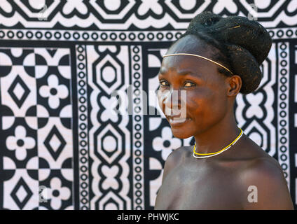 Tribù Nguendelengo donna con il tradizionale bun hairstyle, provincia di Namibe, Capangombe, Angola Foto Stock