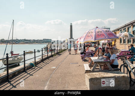 Ristoranti sul braccio del porto, Margate, Kent, Regno Unito Foto Stock