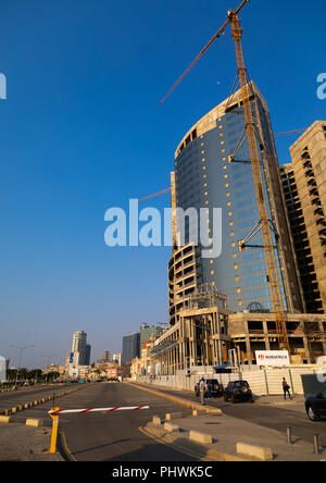 Nuovo grattacielo sul lungomare marginale chiamata avenida 4 de Fevereiro di Luanda, Provincia, Luanda, Angola Foto Stock