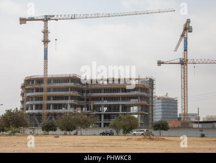 Gru in un cantiere, Provincia di Luanda, Luanda, Angola Foto Stock