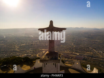 Vista aerea del Cristo Rei si affaccia sulla città, provincia di Huila, Lubango, Angola Foto Stock