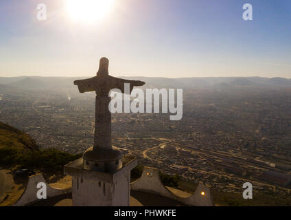 Vista aerea del Cristo Rei si affaccia sulla città, provincia di Huila, Lubango, Angola Foto Stock