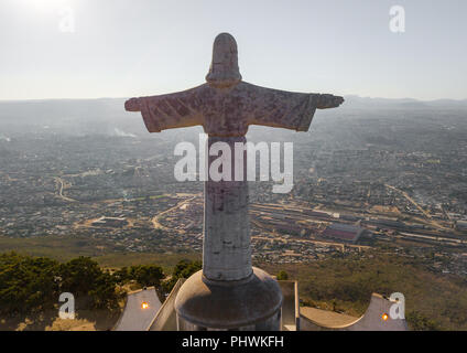 Vista aerea del Cristo Rei si affaccia sulla città, provincia di Huila, Lubango, Angola Foto Stock