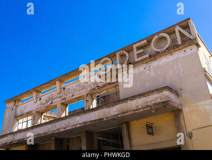 Portoghese vecchio edificio coloniale del cine teatro Odeon, Provincia di Huila, Lubango, Angola Foto Stock