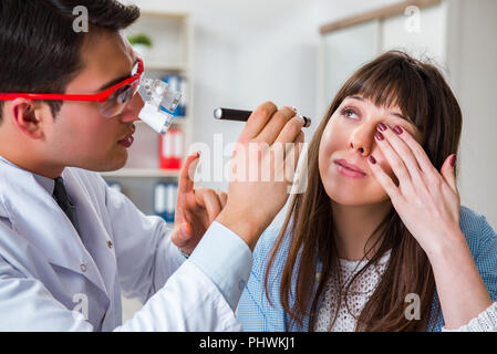 Medico esaminare pazienti occhio in ospedale Foto Stock