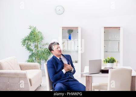 Imprenditore fallimento avente un attacco di cuore a casa Foto Stock