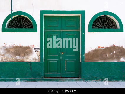 Portoghese vecchio edificio coloniale porta, provincia di Namibe, Namibe, Angola Foto Stock