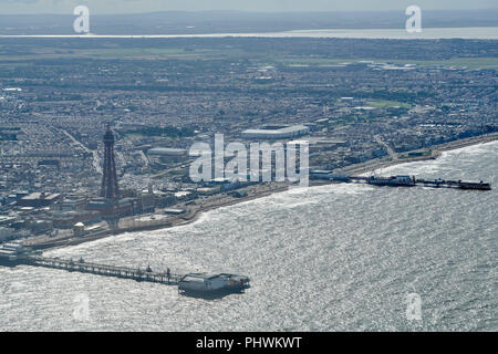 Una veduta aerea di Blackpool con torre e Pier, North West England, Regno Unito Foto Stock