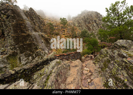 Paesaggio con la nebbia in Geoparco di Penha Garcia. Il Portogallo. Foto Stock