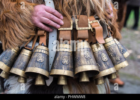 Kukeri campane. Usi e costumi di Kukeri in Bulgaria. Foto Stock