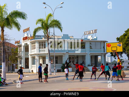 Uomini angolano giocando a basket ball di fronte alla vecchia coloniale portoghese casino tamariz, provincia di Benguela, Lobito in Angola Foto Stock