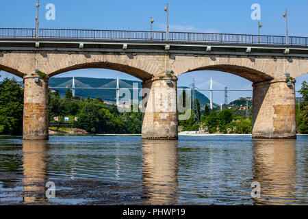 Il vecchio ponte sul fiume Tarn in città Milau con il nuovo viadotto Foto Stock