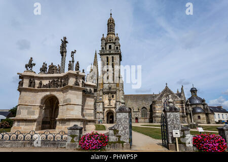 La pietra scolpita calvario Enclos Paroissial raffiguranti scene della vita di Cristo Pleyben Bretagna Francia Foto Stock