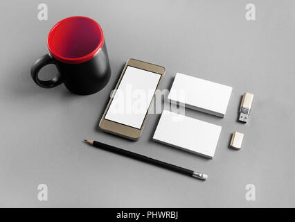 ID del marchio elementi per porre il vostro design. Blank corporate stationery e gadget su carta grigia sullo sfondo. Foto Stock