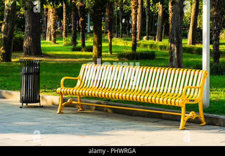 Batumi, Adjaria, Georgia - 08 luglio 2018: metallo giallo panchina del parco nella zona del parco di Batumi boulevard Foto Stock