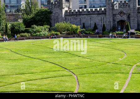 Il Castello di Dublino Linn giardini con il loro design esclusivo in rappresentanza di serpenti di mare. Il giardino è vicino al 'pool di nero, dove i vichinghi ormeggiata la loro nave Foto Stock