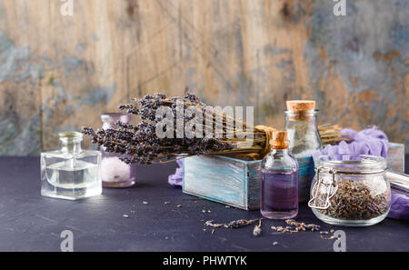 Essenziale di olio di lavanda e secchi fiori di lavanda. Foto Stock