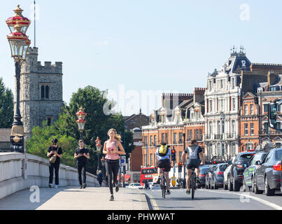 Putney High Street a Putney Bridge Approach, Putney, London Borough of Wandsworth, Greater London, England, Regno Unito Foto Stock