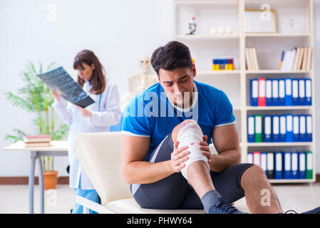 Sports player visitando medico dopo la lesione Foto Stock