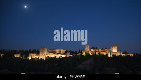 Vista panoramica Alhambra di notte con la luna piena Granada Andalusia Spagna Foto Stock