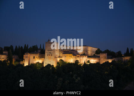 La Alhambra con il Torres de Comares e palazzi Nasrid illuminata di notte Granada Andalusia Spagna Foto Stock