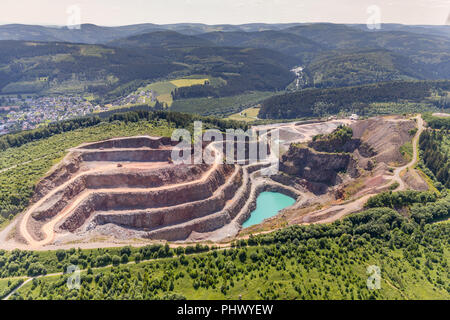 , Steinbruch Bilstein,Bilsteiner Höhen, Westdeutsche Grauwacke-Union GmbH, Steinbruchsee, türkisfarbenes Wasser, Brilon, Sauerland, Nordrhein-Westfale Foto Stock