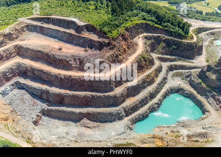 , Steinbruch Bilstein,Bilsteiner Höhen, Westdeutsche Grauwacke-Union GmbH, Steinbruchsee, türkisfarbenes Wasser, Brilon, Sauerland, Nordrhein-Westfale Foto Stock