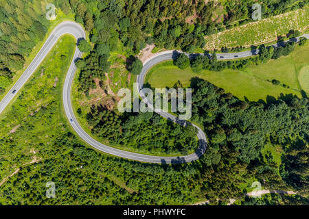 Tornanti, Am Bilstein, Autostrada L870, Moto percorso con curve pericolose, Brilon, Sauerland, Renania settentrionale-Vestfalia, Germania, DEU, Europa, AER Foto Stock