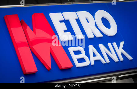 Metro Bank firmare alla fermata della metro Bank in Southampton, Hampshire Foto Stock