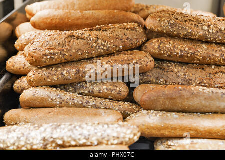 Pane fresco ptoducts closeup sullo scaffale del negozio Foto Stock