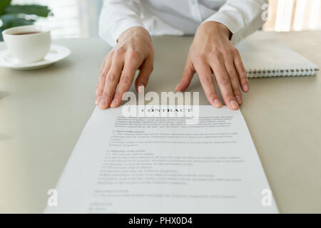 Donna che offre contratto per la firma o la lettura di termini, close up Foto Stock