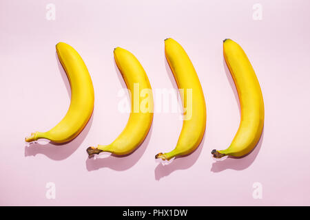 Banane sul rosa pastello. sfondo minima idea food concept Foto Stock