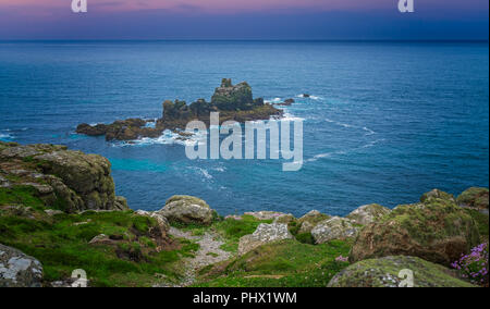 Lands End in Cornovaglia al crepuscolo Foto Stock