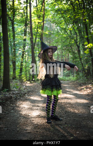 Bambina in costume di strega che si diverte sul trucco di Halloween o  trattare Foto stock - Alamy