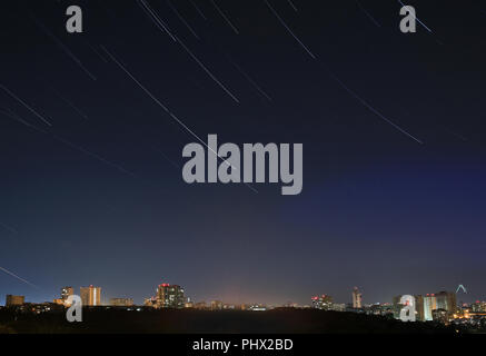 Star le vie over night cityscape di Kiev in Ucraina Foto Stock