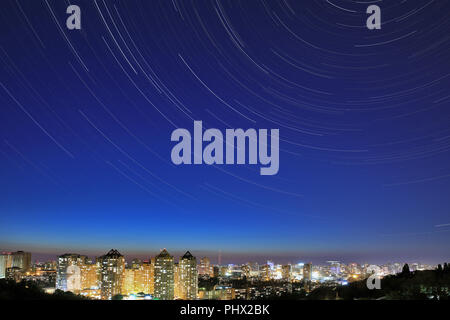 Star le vie over night cityscape di Kiev in Ucraina Foto Stock