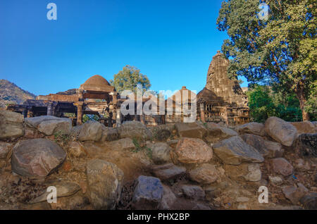 Rovine della bella pietra sculture di Dio e della dea di Jain e templi indù dal 15 D.C. al Polo foresta in Sabarkantha, Gujarat, India Foto Stock