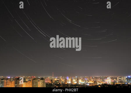 Star le vie over night cityscape di Kiev in Ucraina Foto Stock