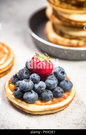 Pancake e rabboccato con fresche bacche. Foto Stock