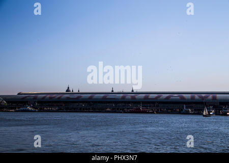 'Amsterdam Centraal stazione ferroviaria di Amsterdam, Paesi Bassi Foto Stock