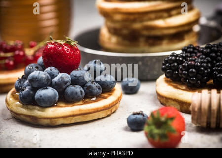 Pancake con frutta, vista ravvicinata. Foto Stock