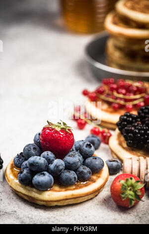 Pancake con frutta, vista ravvicinata. Foto Stock